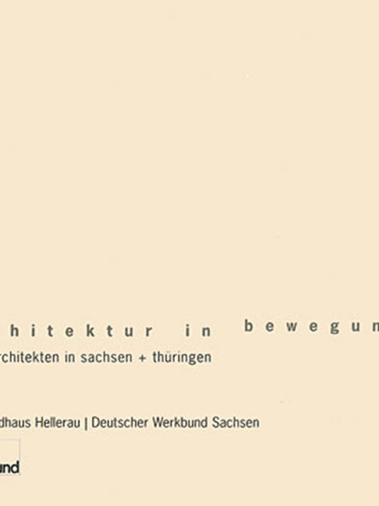 Cremefarbenes Cover der Ausstellungspublikation &bdquo;architektur in bewegung" mit dem Logo des Werkbunds unten links.